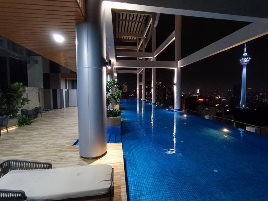 C14B Modern Infinity Pool Klcc Balcony View Leilighet Kuala Lumpur Eksteriør bilde