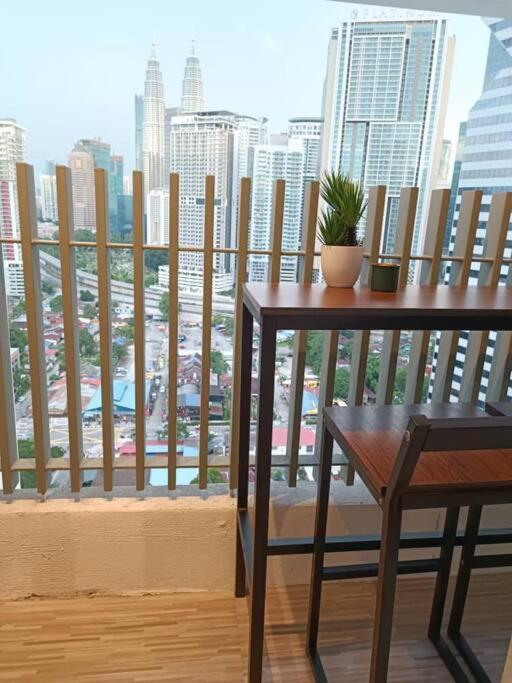 C14B Modern Infinity Pool Klcc Balcony View Leilighet Kuala Lumpur Eksteriør bilde