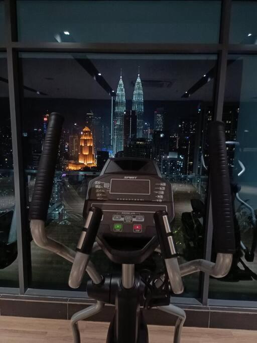 C14B Modern Infinity Pool Klcc Balcony View Leilighet Kuala Lumpur Eksteriør bilde