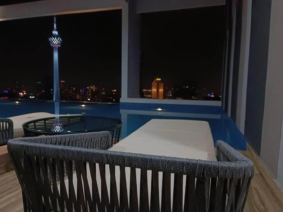 C14B Modern Infinity Pool Klcc Balcony View Leilighet Kuala Lumpur Eksteriør bilde