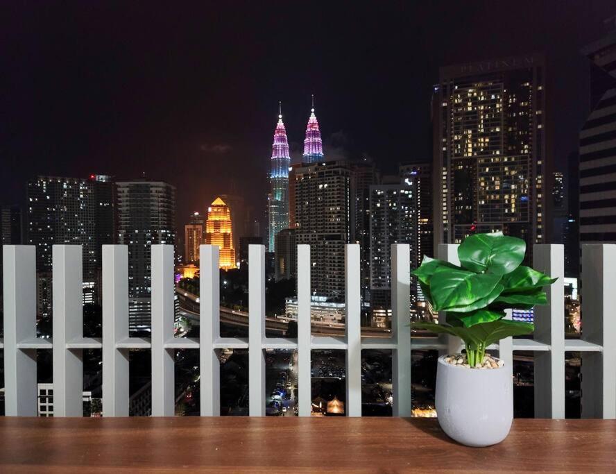 C14B Modern Infinity Pool Klcc Balcony View Leilighet Kuala Lumpur Eksteriør bilde