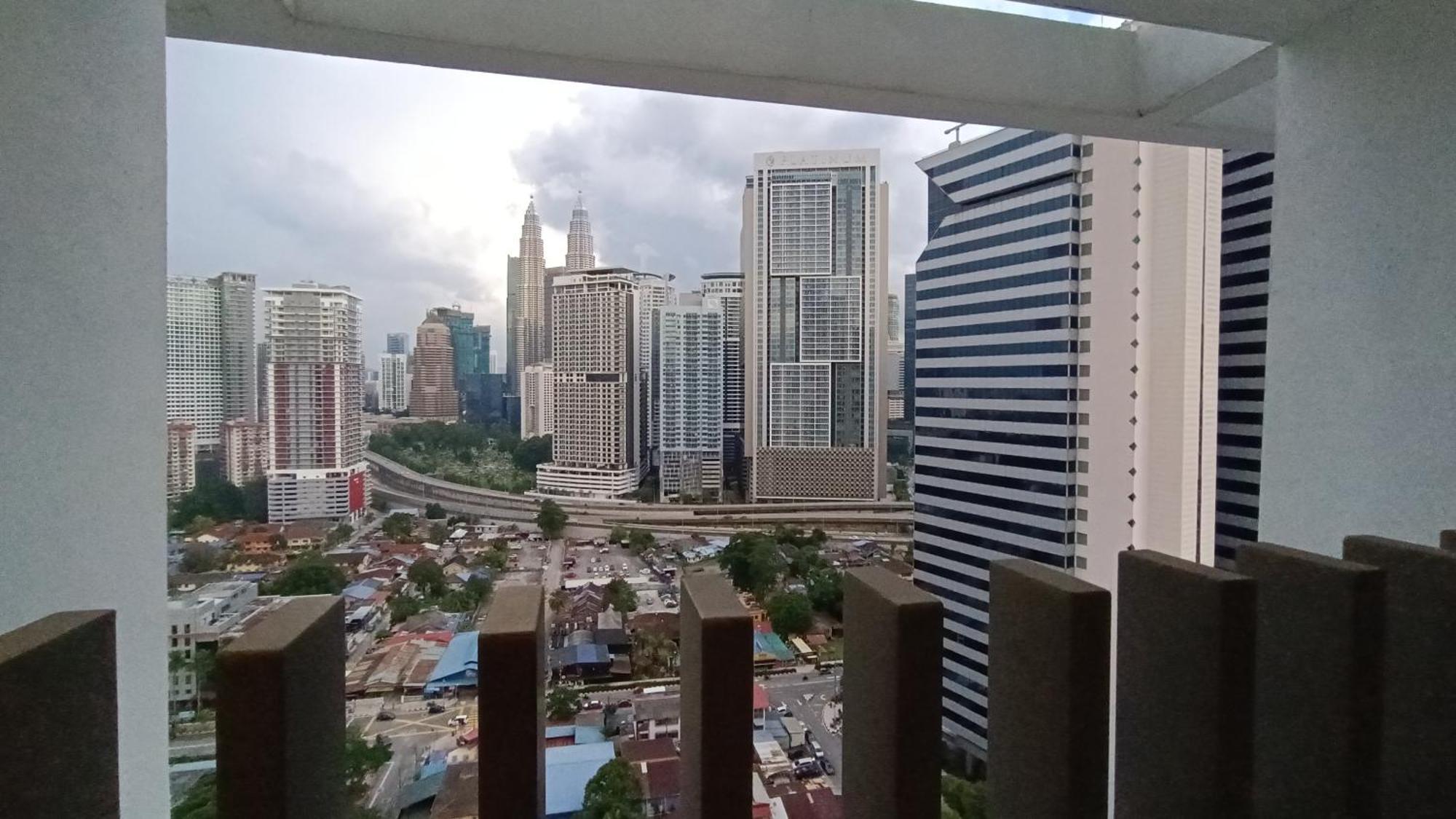 C14B Modern Infinity Pool Klcc Balcony View Leilighet Kuala Lumpur Eksteriør bilde