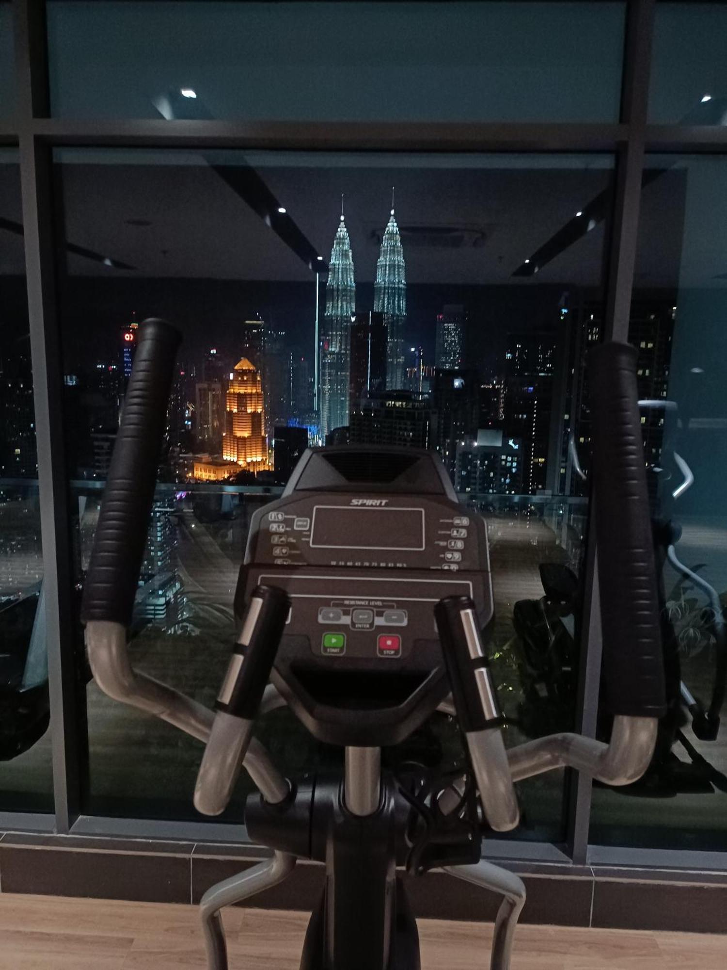 C14B Modern Infinity Pool Klcc Balcony View Leilighet Kuala Lumpur Eksteriør bilde