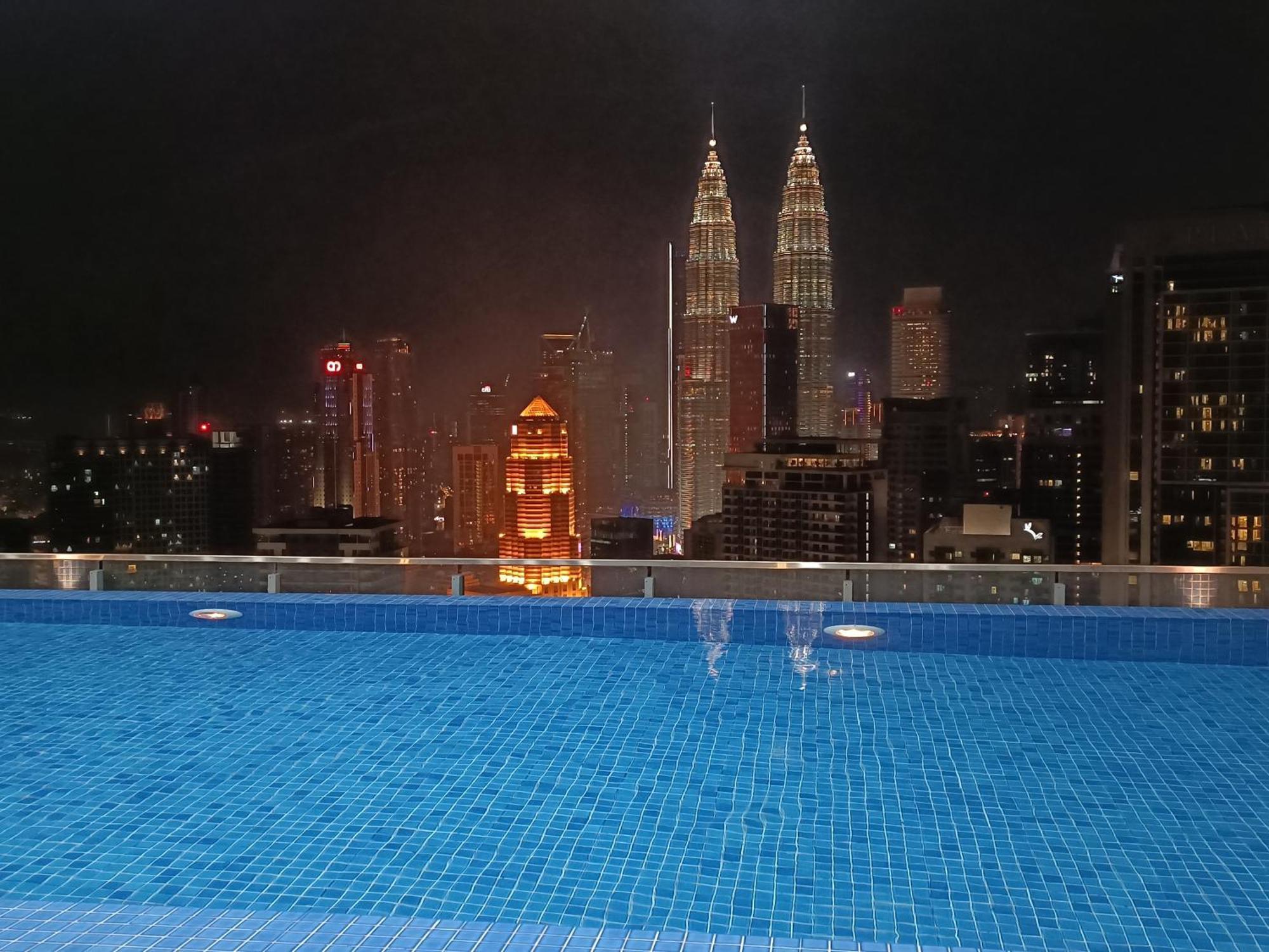 C14B Modern Infinity Pool Klcc Balcony View Leilighet Kuala Lumpur Eksteriør bilde