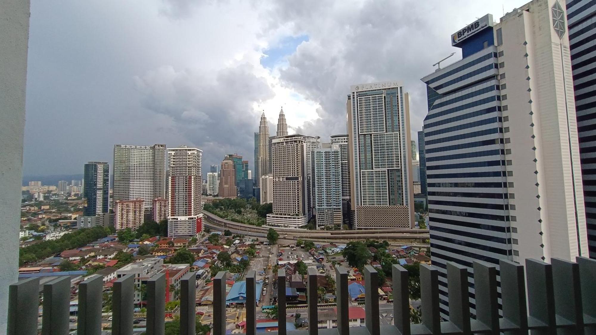 C14B Modern Infinity Pool Klcc Balcony View Leilighet Kuala Lumpur Eksteriør bilde